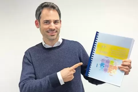 Marcel Schwill mit dem Neustadter Klimaschutzkonzept.