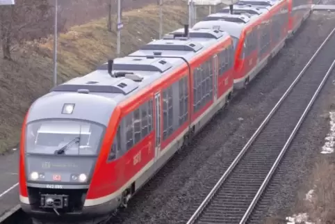 Die Strecke von Wörth über Landau nach Neustadt, wo die heute eingesetzten Desiro-Dieseltriebwagen oft keine gute Figur machen, 