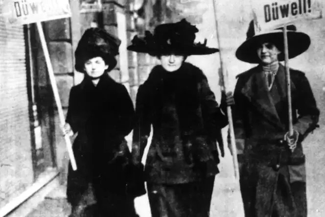 Vor der Wahl 1919: Frauen werben für einen USPD-Kandidaten.