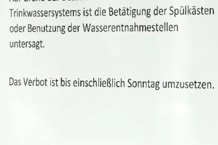 Plakate im Eingangsbereich warnen davor, das Trinkwasser zu nutzen. Derzeit werden Proben untersucht, die an 33 Stellen im Haus 