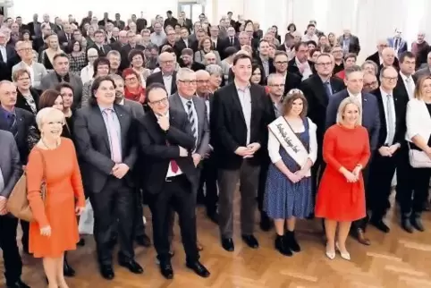 Beide in Rot: die Gastgeberin, Landrätin Susanne Ganster (Mitte), und die Hausherrin, Ortschefin Anna Silvia Henne (links), gest