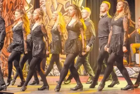 Rasante und dabei synchrone Fußarbeit: Das Tanzcorps der irischen Show beeindruckte die Zuschauer.