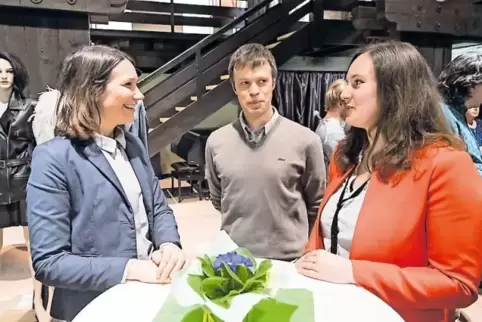 Die Kreisvorsitzenden der Grünen, Lea Siegfried und Niko Markus, begrüßten zum Neujahrsempfang Frauenministerin Anne Spiegel (li
