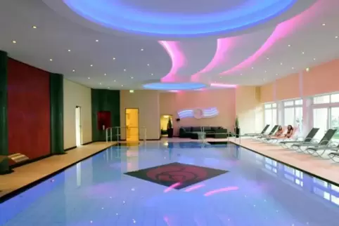 Zum Wellnessbereich gehört auch ein Hallenbad. Foto: FRANCK