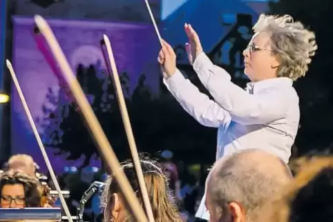 Johanna Weitkamp leitet das SAP-Sinfonieorchester.