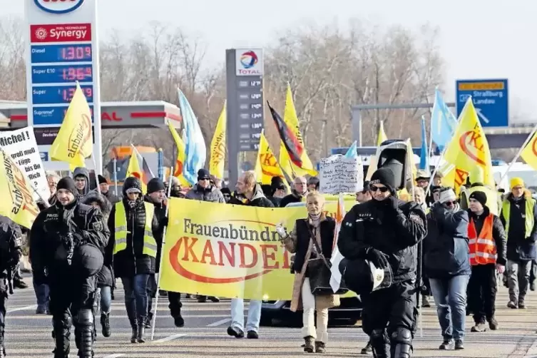 Etwa 60 Menschen demonstrierten mit dem &bdquo;Frauenb&uuml;ndnis&ldquo;.