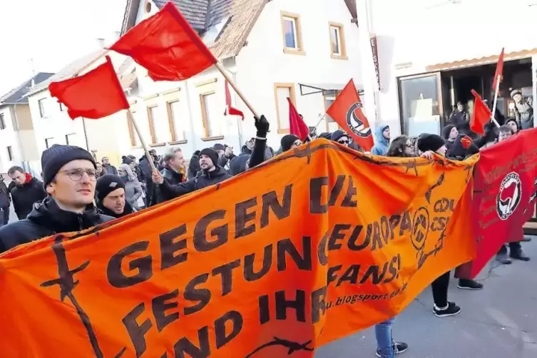 Um die 50 Antifa-Demonstranten protestierten in der Ottstra&szlig;e.