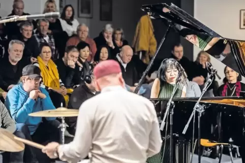 Rücksichtsvolle Improvisation: Erwin Ditzner überlässt Jazzpianistin Aki Takase den dominanten Part.