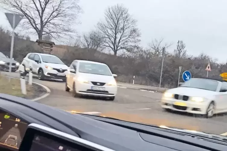 Erste (im Berufsverkehr l&auml;ngere) Haltestelle: die Einfahrt auf die B 271 n&ouml;rdlich von Asselheim. Derzeit m&uuml;ssen auch die Fahrer,