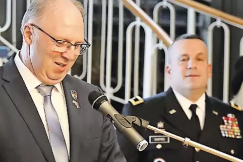 Beim Neujahrsempfang am US-Militärstandort ausgezeichnet: Baumholders Bürgermeister Bernd Alsfasser. Hinter ihm US-Generalmajor 