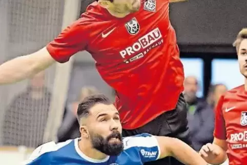Kompromisslos: Riccardo Stadlev vom FC Arminia klärt gegen Ferzi Bueyueköztürk (Südwest).