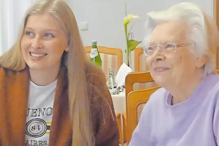 Anne Bourgmeyer (links) widmet den Senioren 35 Stunden im Monat und darf dafür mietfrei wohnen. Auch Irmgard Burghardt genießt d