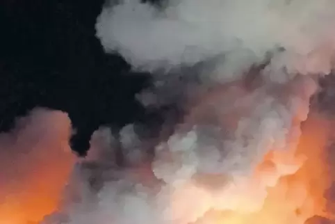 Meterhoch schlugen die Flammen aus dem Gebäude.