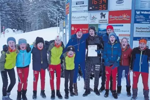 Die beiden fürs Bundesfinale qualifizierten Teams des Immanuel-Kant-Gymnasiums Pirmasens: von links Charlotte Stark, Maya Sänger