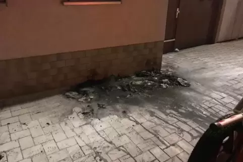 Die Mülltonnen standen auf dem Gehsteig. Foto: Feuerwehr 