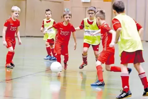 Auch die Kleinsten engagiert am Ball: Szene aus der F-Jugendpartie TuS Schönenberg (rote Trikots) gegen JSG Westrich.