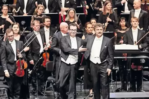 Viel Beifall in Baden-Baden für Jonas Kaufmann (vorne rechts), Jochen Rieder (daneben) und das Sinfonieorchester Basel.