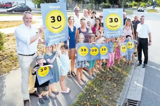 Beim Start der ersten Aktion Anfang August vergangenen Jahres: Mitglieder des Ortsteilvereins sowie Eltern und Kinder zeigen die Beim Start der ersten Aktion Anfang August vergangenen Jahres: Mitglieder des Ortsteilvereins sowie Eltern und Kinder zeigen die
