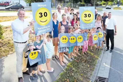 Beim Start der ersten Aktion Anfang August vergangenen Jahres: Mitglieder des Ortsteilvereins sowie Eltern und Kinder zeigen die