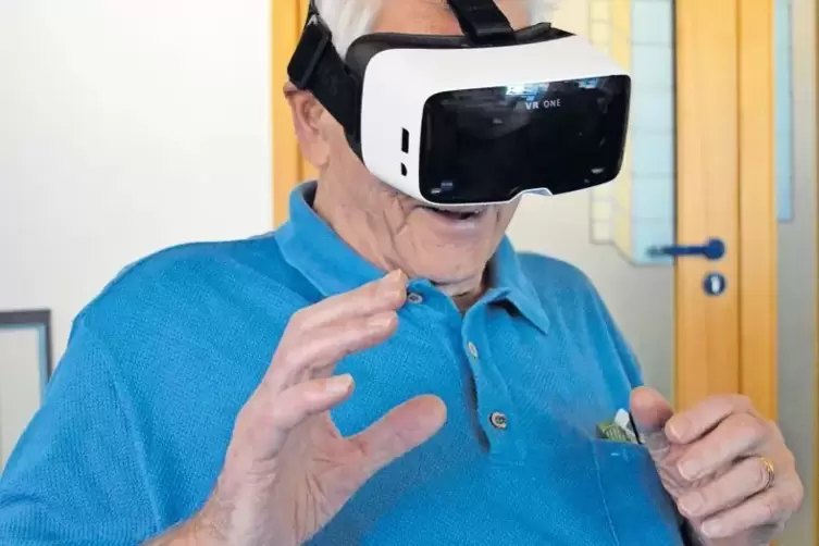 Besonderes Erlebnis: Die Senioren sind begeistert von der virtuellen Reise.
