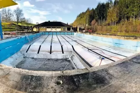 Baustelle Schwimmbad: Das große 50-Meter-Becken im Winnweilerer Freibad wird eine Edelstahlauskleidung erhalten.
