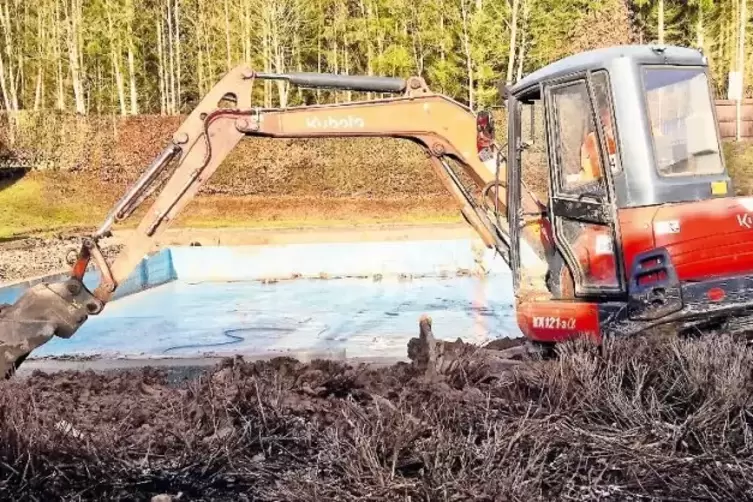 Bagger im Einsatz: Im Nichtschwimmerbecken wird die gro&szlig;e Rutsche auslaufen. Hierf&uuml;r wird aus Sicherheitsgr&uuml;nden ein Bereich ext