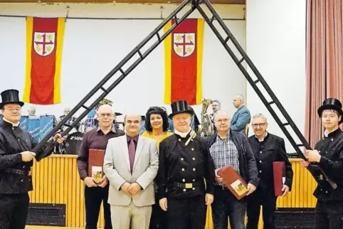 Elmsteins Ortsbürgermeister Stefan Herter (Dritter von links) mit den Geehrten der Elmsteiner Heimatschrift unter den Leitern de