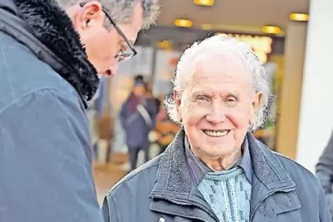 Volker Endres im Gespräch mit Emil Mühlberger (rechts).