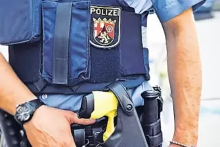 Polizist mit Elektroschock-Pistole.