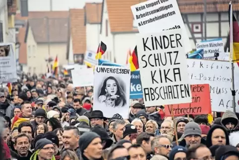 Teilnehmer einer AfD-Kundgebung ziehen im März durch die Kandeler Innenstadt.