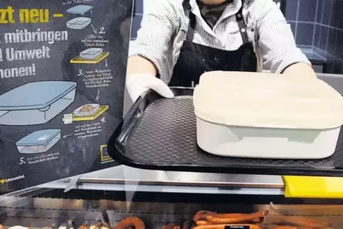 Edeka wirbt in Neustadt massiv mit seinem Vorstoß an der Wurst- und Fleischtheke. Die eigene Vorratsdose muss der Kunde allerdin