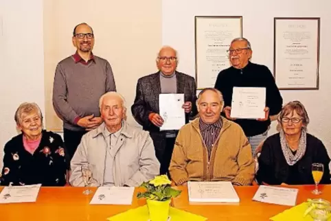 Ehrung beim OGV (von links): Hannelore Scherer, Martin Brenk, Alwin Gundacker, Uwe Scherer, Heiner Brenk, Dieter Stanger und Ern