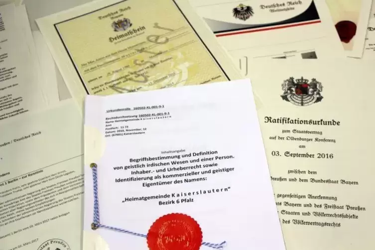 Gesammelte „Reichsbürger“-Schriften: Ein Mediziner aus Kaiserslautern hat bei der Stadt einen Antrag eingereicht, der vom Denken