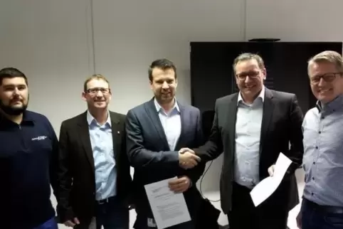 Handschlag auf den am Dienstag erzielten Abschluss eines Haustarifvertrages beim Industriedienstleister Landauer Transportgesell