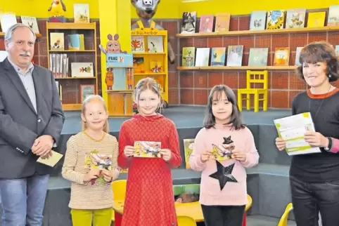 So sehen Gewinnerinnen aus: Elin Kirsch, Hanna Hörtel und Isabelle Wellenreuther (von links), eingerahmt von Volker Strub und Bi