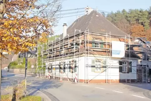 Derzeit wird das Hedwigshaus vom neuen Eigentümer, Erlenbachs Ortsbürgermeister Dirk Eichberger, grundlegend saniert.