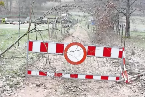 Der Feldweg im Heidental, in dem umweltschädliche Asbestabfälle gefunden wurden, wurde vorsorglich von der Gemeinde gesperrt.