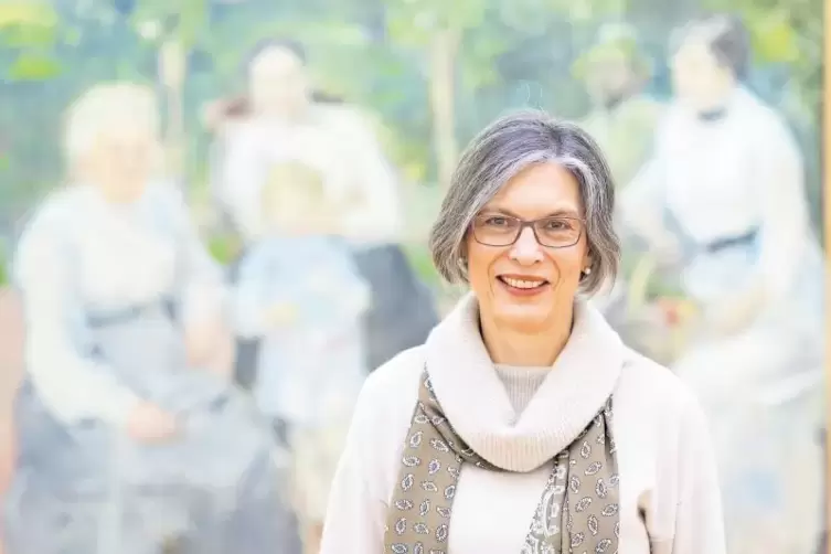 Vor dem Slevogt-Familienbild im Garten von Godramstein: Pfalzgalerie-Chefin Britta E. Buhlmann. Ihre Slevogt-Schau f&uuml;hrt die Hit