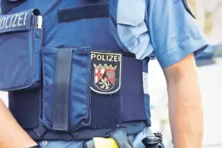 Das gelbe Gerät ist der sogenannte Taser. Die Polizisten tragen ihn bewusst an der anderen Seite des Gürtels, um die Waffe nicht