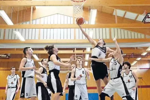 Der Haßlocher Gorilla Veit Gütermann (am Ball) sammelte neun Punkte gegen den TV Rheinzabern.