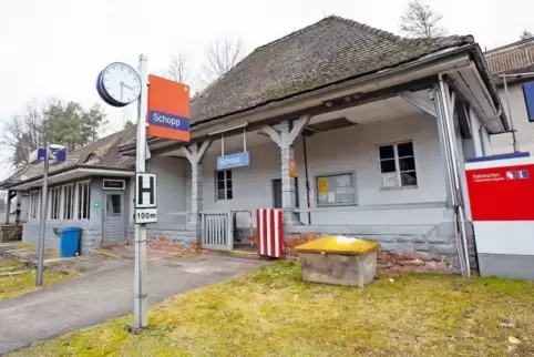 Soll Welcome-Center werden: Im Bahnhofsgebäude in Schopp möchten die VG und der Investor Wanderer und Fahrradfahrer in Zukunft ü