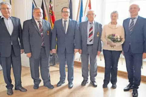 Bei der Übergabe der Verdienstmedaille in Trier (von links): Kreisbeigeordneter Hans Schlemmer, Harald Graf, ADD-Präsident Thoma