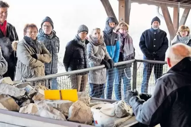 Im Kalkbergwerk in Wolfstein berichtete Gästeführer Jochen Eckelt (rechts) vom Kalkbergbau.