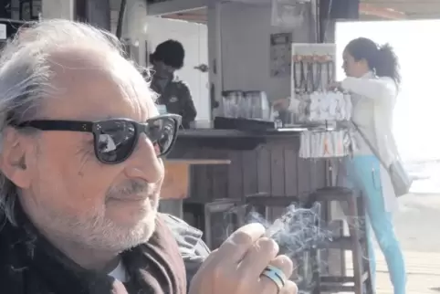 Peter Robert Schwab kann hin und wieder die Vorzüge der Drehorte nutzen wie hier an einer Strandbar auf Teneriffa.