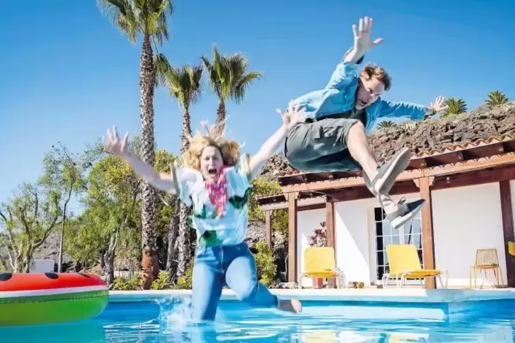Szene aus &bdquo;Ein Ferienhaus auf Teneriffa&ldquo;: F&uuml;r Tinka (Anna K&ouml;nig) und J&uuml;rgen (Janek Rieke) soll der erste gemeinsame Urlaub eigen