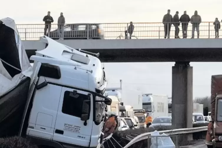 Ein Lkw durchbricht 2011 die Leitplanke in H&ouml;he von Kirrweiler.