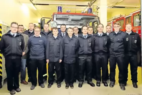 Im Dienst der Gemeinschaft: Feuerwehrleute aus der Verbandsgemeinde Römerberg-Dudenhofen, die geehrt oder befördert wurden, zusa