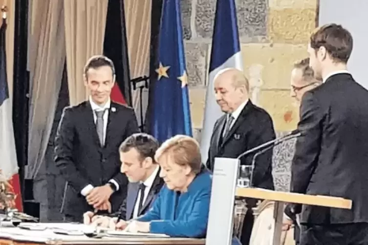 Macron und Merkel unterzeichnen im Aachener Rathaus den Deutsch-Französischen Vertrag.