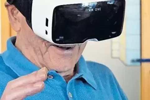 Die Senioren sind begeistert von der virtuellen Reise.