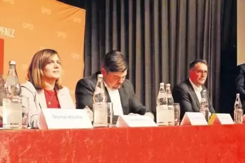 Thomas Hitschler, Jennifer Braun, Torben Kornmann und Alexander Schweitzer hören, was Spitzenkandidat Torsten Blank zu sagen hat